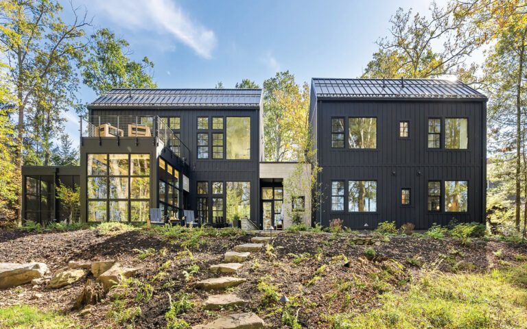 The home is composed of two volumes separated by a one-story entry hyphen; the communal areas are contained within one volume while the other houses the bedroom suites. The owners’ suite, featuring a private roof deck, is situated above the communal spaces.