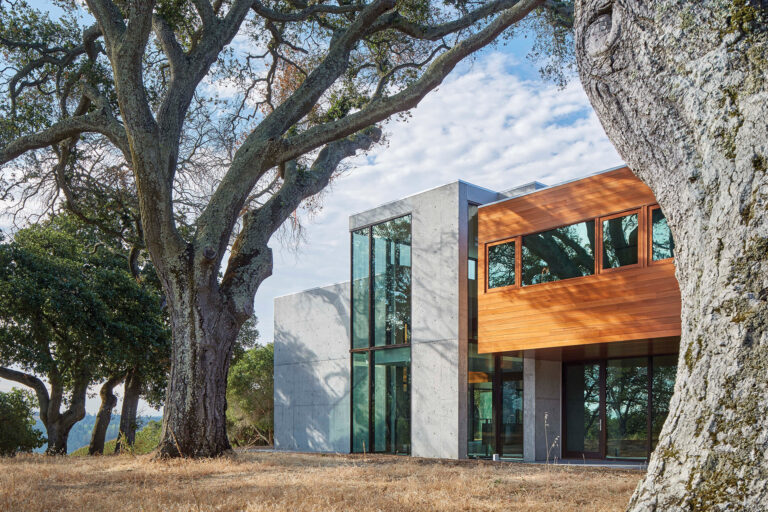 Located near the San Andreas Fault, Woodside Residence’s rough concrete structure and refined wood volumes allude to the tension between the earth’s surface and tectonic plates shifting beneath.